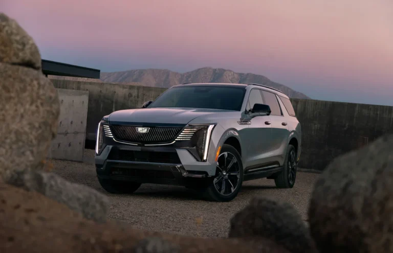 캐딜락이 도심 749km·고속 662km로 가른 롱바디 전기 SUV, 전비는 3km/kWh