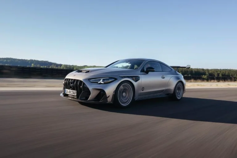 출력은 646마력, 토크는 627lb-ft(약 850Nm)에 달하는 메르세데스-AMG 한정판