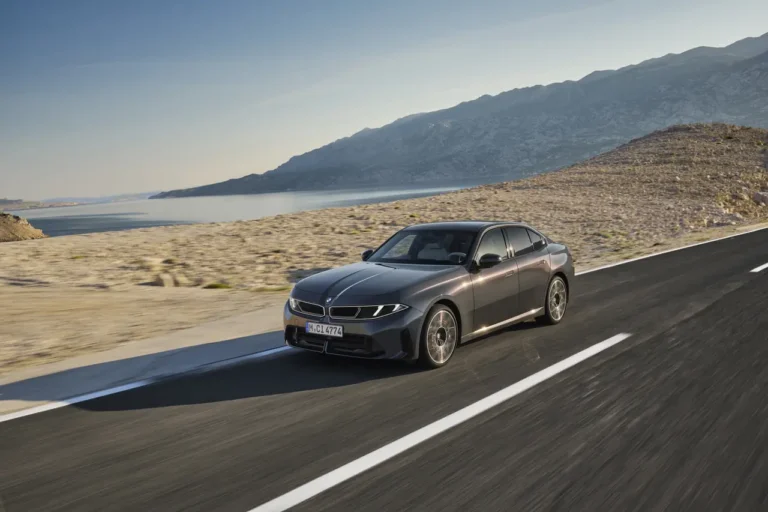 BMW가 3시리즈에 전기·내연을 나란히 세웠다